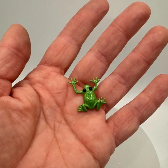 3/$20 Adorable Little Tree Frog Pin Brooch - Picture 6 of 8
